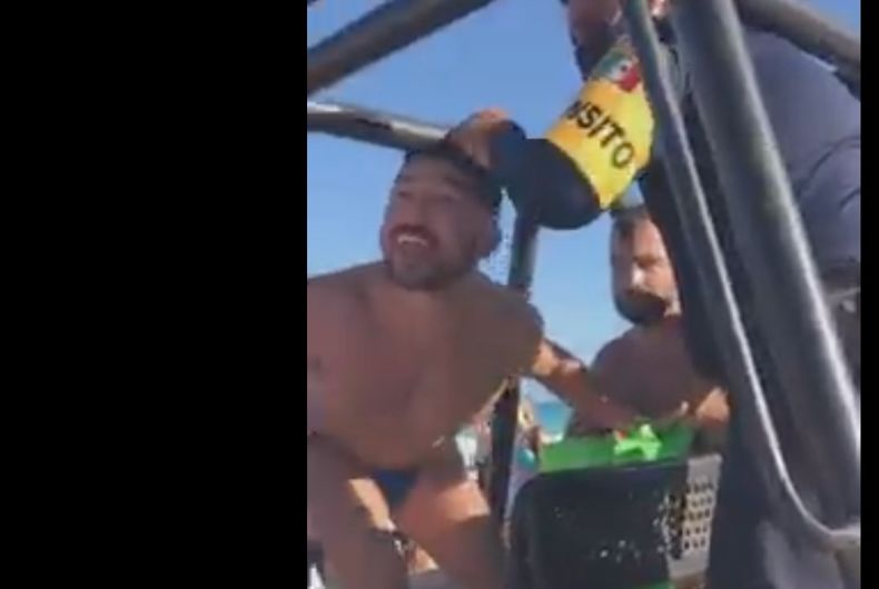 ACTUALIDAD: Multitud furiosa obliga a policías armados a liberar a hombres arrestados por besarse en una playa