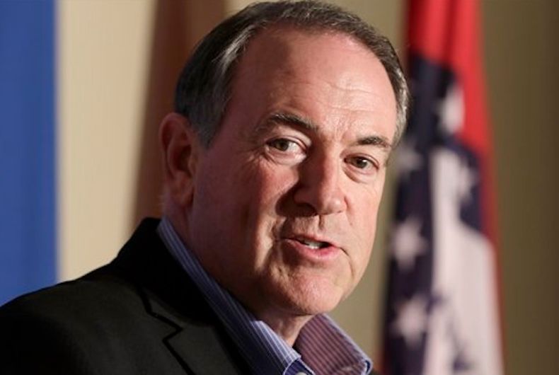 ACTUALIDAD: Mike Huckabee se burla cruelmente de las personas asiáticas y transgénero