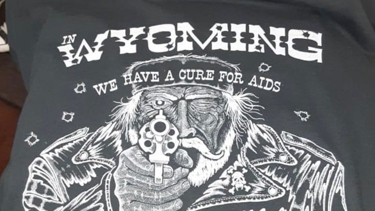 Noticias: Wyoming Bar vende una camiseta que promueve el tiroteo de personas homosexuales